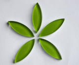 Glas Mosaiksteine Blattform ca. 3cm lang, grün 5 St.- ca. 9g. Glas Mosaiksteine Blattform ca. 3cm lang, grün 5 St.- ca. 9g.