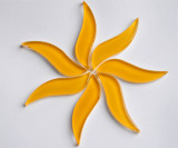 Glas Mosaiksteine wellenförmig ca. 4,5 cm lang, gelb 7 St.- ca. 25g. Glas Mosaiksteine wellenförmig ca. 4,5 cm lang, gelb 7 St.- ca. 25g.