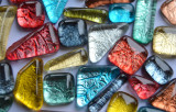 Glas Mosaiksteine unregelm. auffällige Struktur bunt 300g ca210St