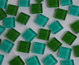 Mini Mosaik (Soft Glas) Grünmix 1x1 cm 220 St.- ca. 180g. Mini Mosaik (Soft Glas) Grünmix 1x1 cm 220 St.- ca. 180g.