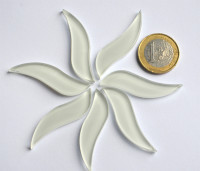 Glas Mosaiksteine wellenförmig ca. 4,5 cm lang, weiß 7 St.- ca. 25g.